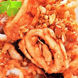 ปลาหมึกผัดกระเทียมราดข้าว