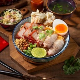 ก๋วยเตี๋ยวหมูแดงหมูกรอบต้มยำ