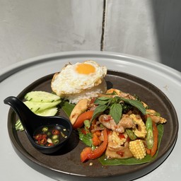 ข้าว-ไก่ผัดขี้เมา Stir fried spicy chicken with herbs on rice