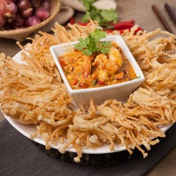 ยำเห็ดเข้มทองทอด