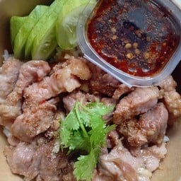 ข้าวหมูหมักนมสดทอดกระเทียมพริกไทย+น้ำจิ้มแจ่ว