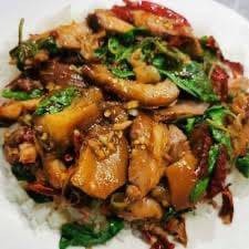 กะเพราหมูแดง+หมูกรอบ