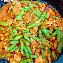 ผัดพริกแกงไก่