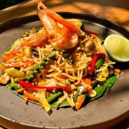 สปาเก็ตตี้ขี้เมากุ้ง Stir fried spicy prawn spaghetti with herbs