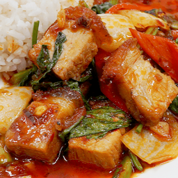 ผัดพริกแกงหมูกรอบราดข้าว