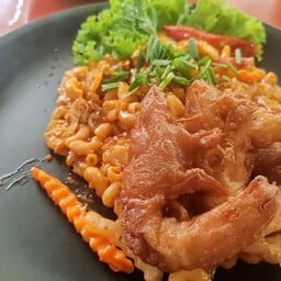 มักกะโรนีผัดไข่แดง + กุ้งกรอบ