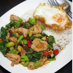 ข้าวหมูชิ้นผัดคะน้า