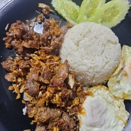 ข้าวราดเนื้อทอดกะเทียม