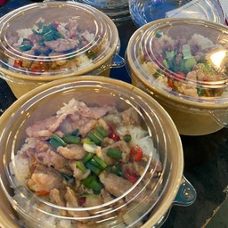 หมูผัดกะปิราดข้าว