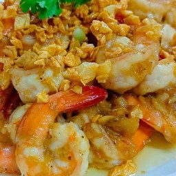 กุ้งหมึกผัดกระเทียมราดข้าว