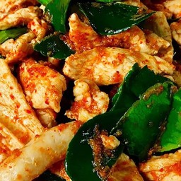 ผัดพริกแกงไก่ราดข้าว