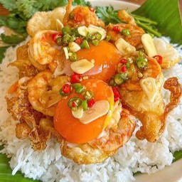 ข้าวไข่ดาวกกุ้งคั่วกระเทียม