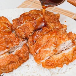 ข้าวไก่กรอบ+น้ำจิ้มไก่ (ใช้ส่วนสะโพก)แยกน้ำจิ้มให้ทุกกล่องนะคะ