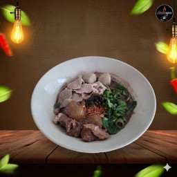 ก๋วยเตี๋ยวเนื้อตุ๋น(เนื้อตุ๋น เอ็นแก้วตุ๋น ลูกชิ้น ตับ) ใหญ่