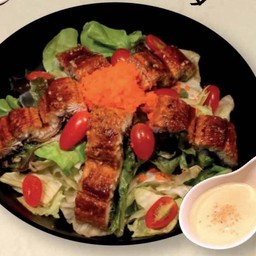 สลัดปลาไหลญี่ปุ่นท็อปไข่กุ้งพร้อมน้ำสลัดครีมงา