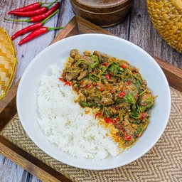 ข้าวกะเพราเครื่องในไก่
