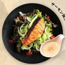 สลัดปลาแซลมอนย่างพร้อมน้ำสลัดครีมงา