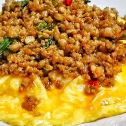 ข้าวหน้าไข่ข้นกระเพราไก่สับ