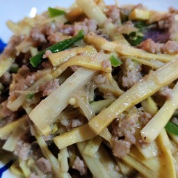 คั่วหน่อหมูสับ