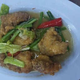 เนื้อปลาผัดต้นกระเทียมสด