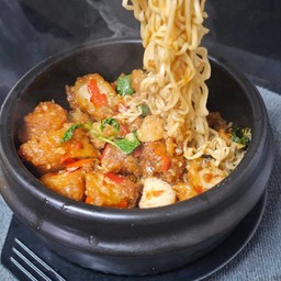 มาม่ากระเพราไก่ทอดแซ่บๆ