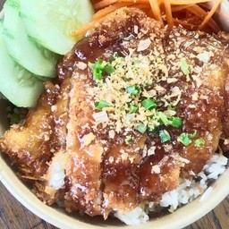 ข้าวไก่กรอบราดซอสบาร์บีคิว