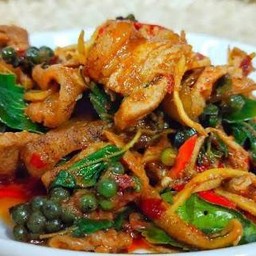 ผัดเผ็ดหมูป่าราดข้าว.