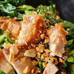 ข้าวราดคะน้าหมูกรอบ