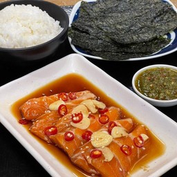 แซลม่อนดองเสริ์ฟพร้อมข้าวญี่ปุ่นกับซีฟู้ด