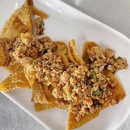 ยำเกี๊ยวหมูทอด