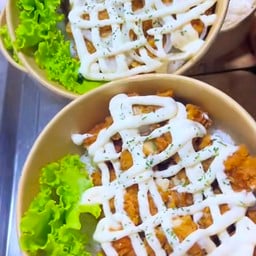 ข้าวไก่กรอบราดซอสหัวหอมชีส