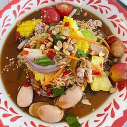 ยำมาม่าไส้กรอก