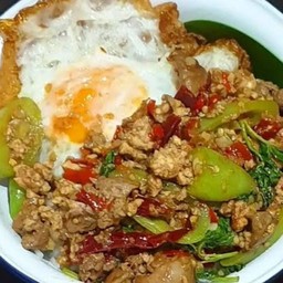 ข้าวหน้ากระเพราหมูสับใส่พริกหยวก+ไข่ดาว