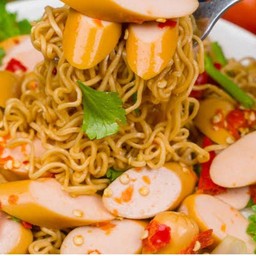 ยำมาม่าไส้กรอก