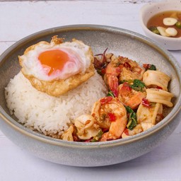 ข้าวผัดกะเพรา กุ้ง/หมึก/ทะเล+ไข่เป็ดดาว