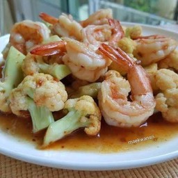 ผัดดอกกะหล่ำใส่กุ้ง(ราดข้าว)