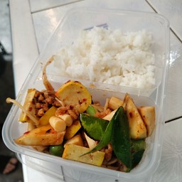 ข้าวราดผัดพริกแกง