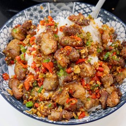 ข้าวหน้าหมูสันคอ ผัดหริกเกลือ