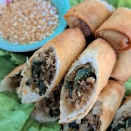 ปอเปี๊ยะกระเพรา 6 ชิ้น