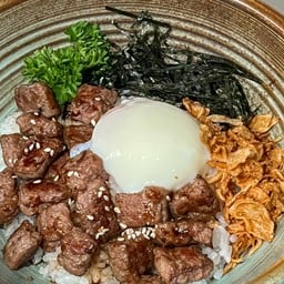 A4-2 ข้าวหน้าเนื้อโคขุนออสเตรเลีย+ไข่ลวก / ထမင်းပါနွားသားကြက်ဉပေါင်း