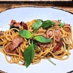 สปาเก็ตตี้เบคอนพริกแห้ง