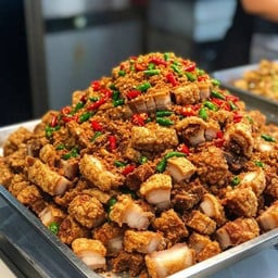 หมูกรอบคั่วพริกเกลือ ฟรีไข่ดาว