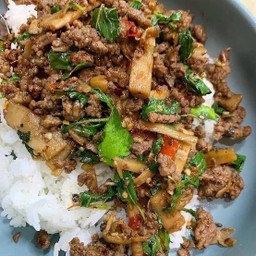 กระเพราหมูสับหนอไม้ดอง