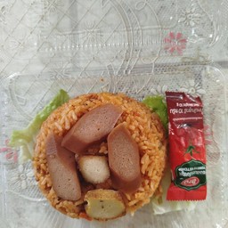 ข้าวผัดซอสมะเขือเทศหมูสับพร้อมไส้กรอก