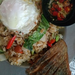 ข้าวผัดกุนเชียงปลานิลทอด+ไข่ดาว(+พริกน้ำปลา