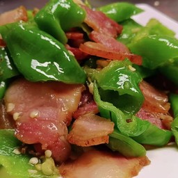 螺丝椒炒腊肉หมูน้ำค้างผัดพริกสกรู