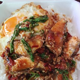 กระเพราปลากระป๋อง