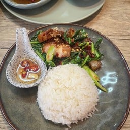 ข้าวคะน้าหมูกรอบ