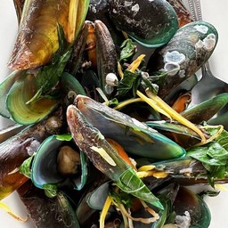 หอยแมงภู่อบใบโหระพา