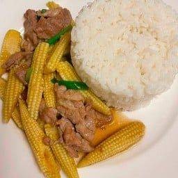 ผัดข้าวโพดอ่อนหมูชิ้นราดข้าว